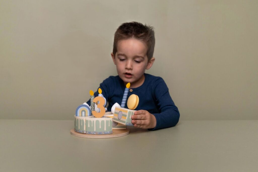 Little Dutch zilā dzimšanas dienas kūka – koka rotaļlieta bērniem ar cipariem, svecītēm un dekoriem ballītei