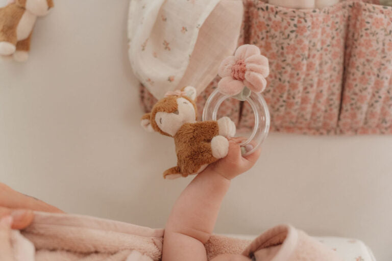 Little Dutch graužamais mazuļu grabulītis “Fairy Garden” – mīksta rotaļlieta zīdaiņiem ar grabuļgredzenu.