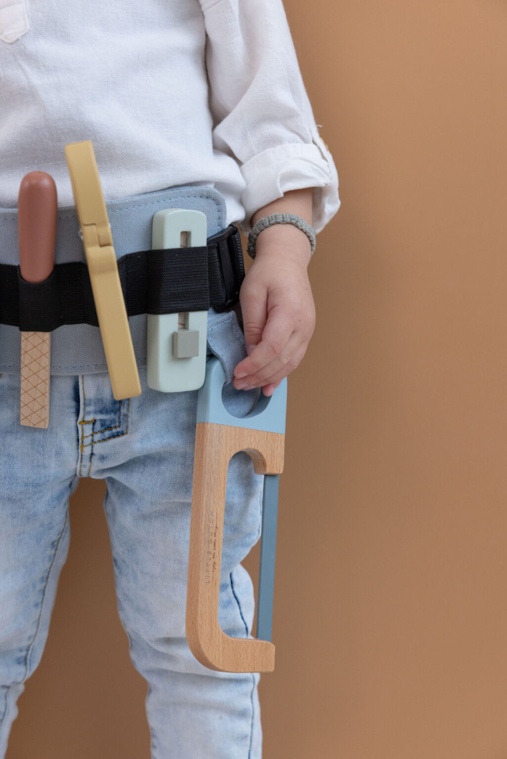 Little Dutch instrumentu josta bērniem ar rotaļu darbarīkiem – koka mērlineāls, āmurs, knaibles un zāģis radošām lomu spēlēm