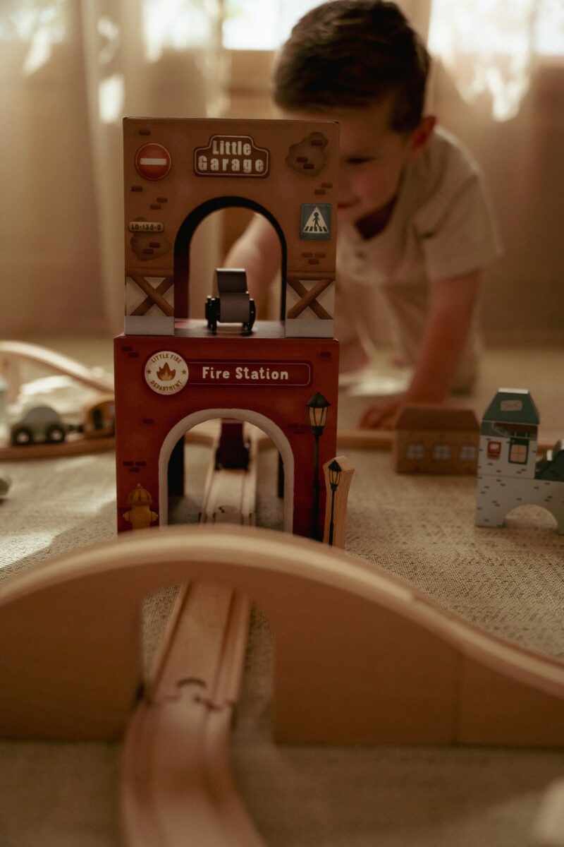 Little Dutch kartona klucīšu komplekts ar auto – krāsaina rotaļlieta bērniem, kas attīsta radošumu un loģisko domāšanu.