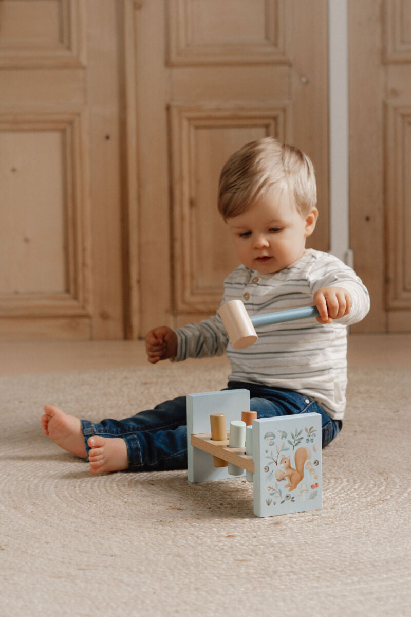 Little Dutch koka āmurs un sols – attīstoša rotaļlieta bērniem ar tapām, koka soliņu un āmuru roku koordinācijas trenēšanai