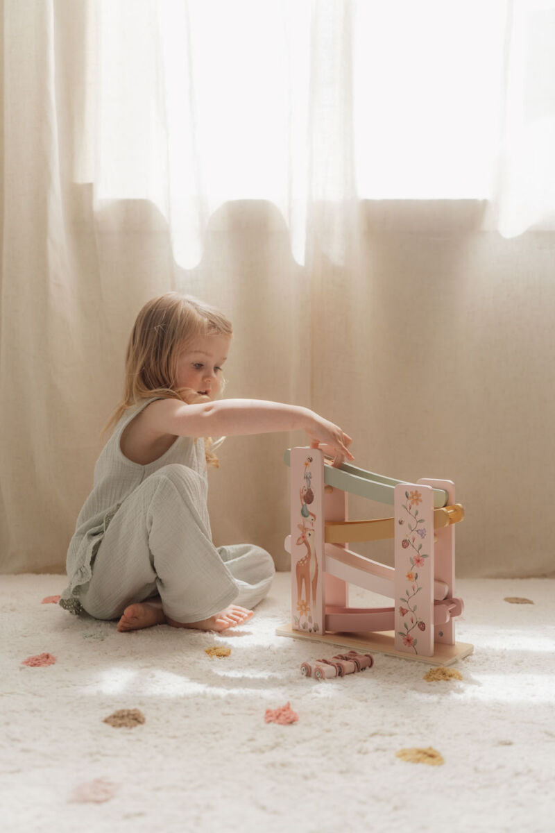 Little Dutch koka automašīnu trase “Pasaku Dārzs” – krāsaina attīstoša rotaļlieta ar rampu un četrām mašīnītēm bērniem