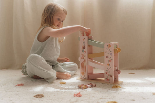 Little Dutch koka automašīnu trase “Pasaku Dārzs” – krāsaina attīstoša rotaļlieta ar rampu un četrām mašīnītēm bērniem