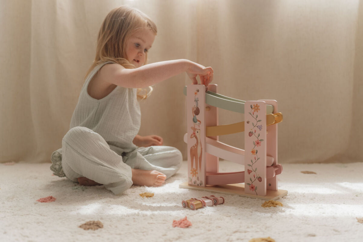 Little Dutch koka automašīnu trase “Pasaku Dārzs” – krāsaina attīstoša rotaļlieta ar rampu un četrām mašīnītēm bērniem