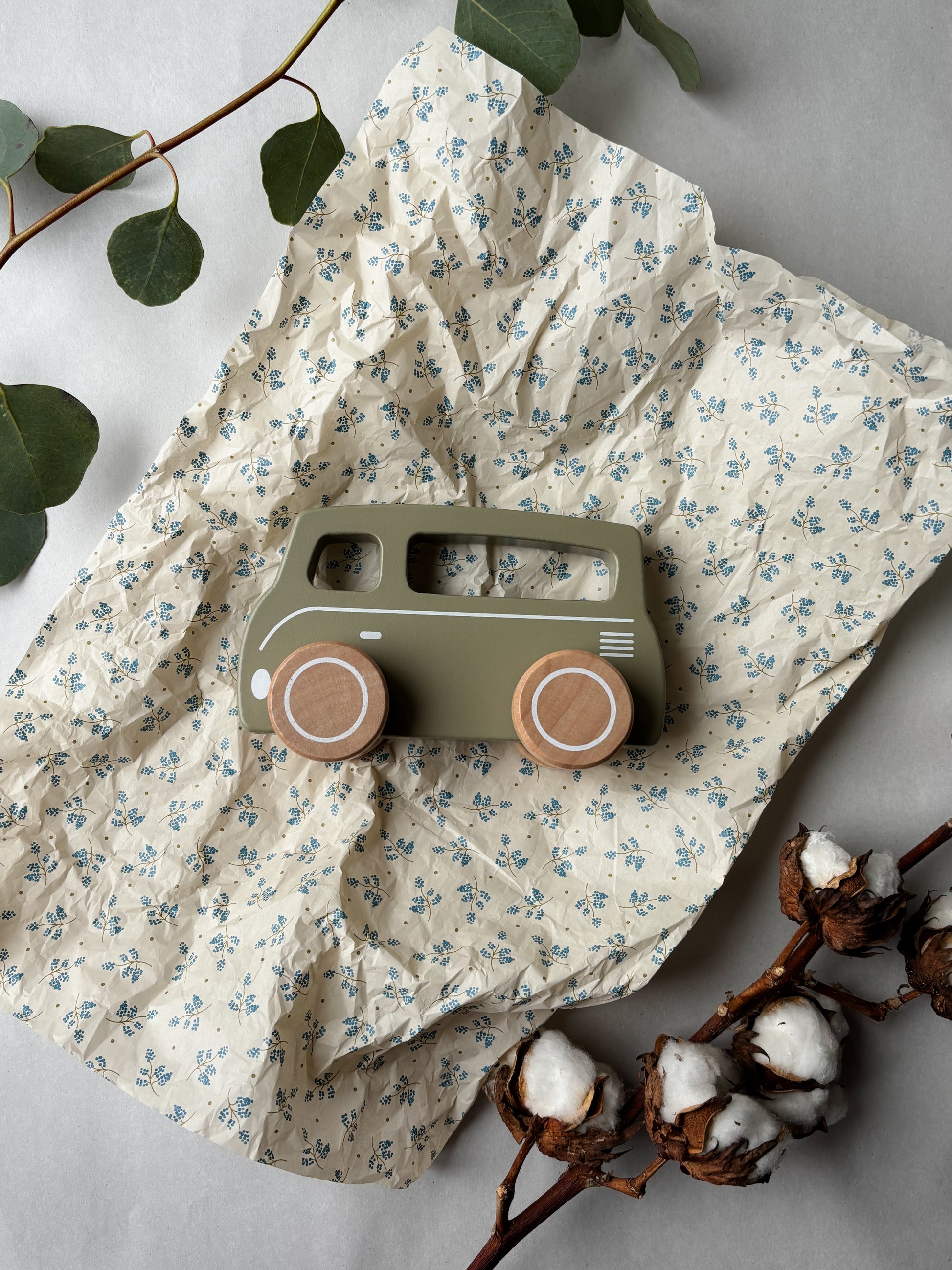 Little Dutch koka busiņš – olīvzaļš koka auto bērniem