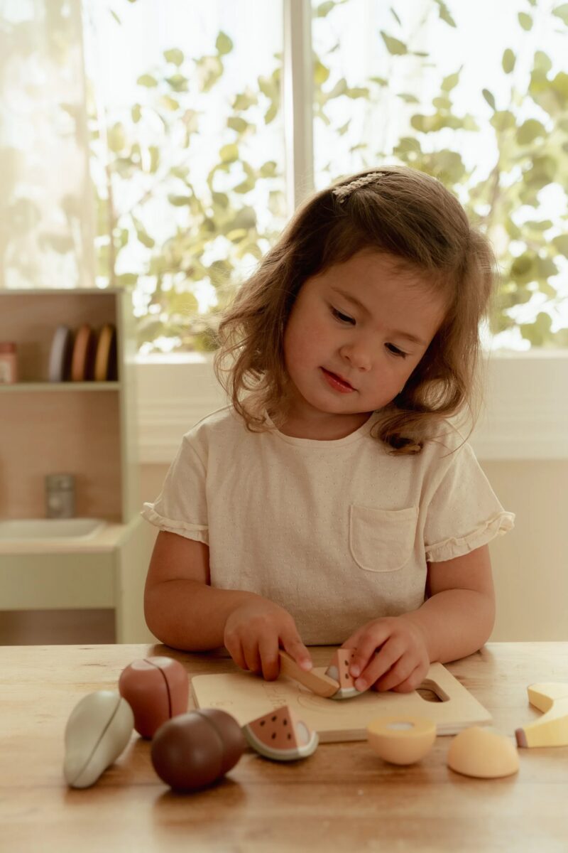 Little Dutch koka griežamo augļu komplekts – attīstoša rotaļlieta bērniem ar koka nazi un augļiem.