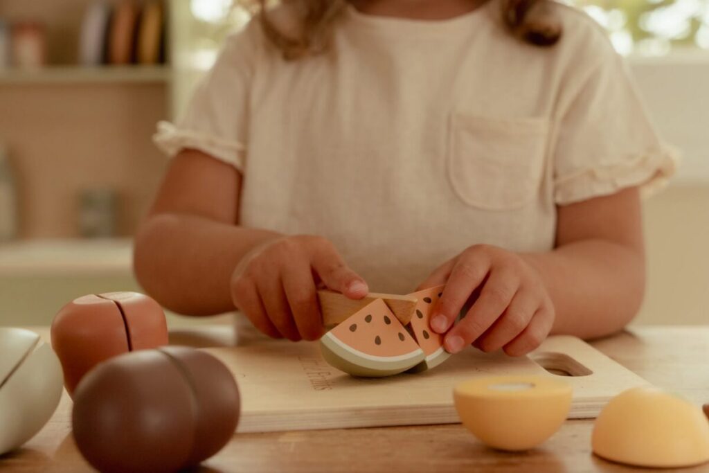 Little Dutch koka griežamo augļu komplekts – attīstoša rotaļlieta bērniem ar koka nazi un augļiem.