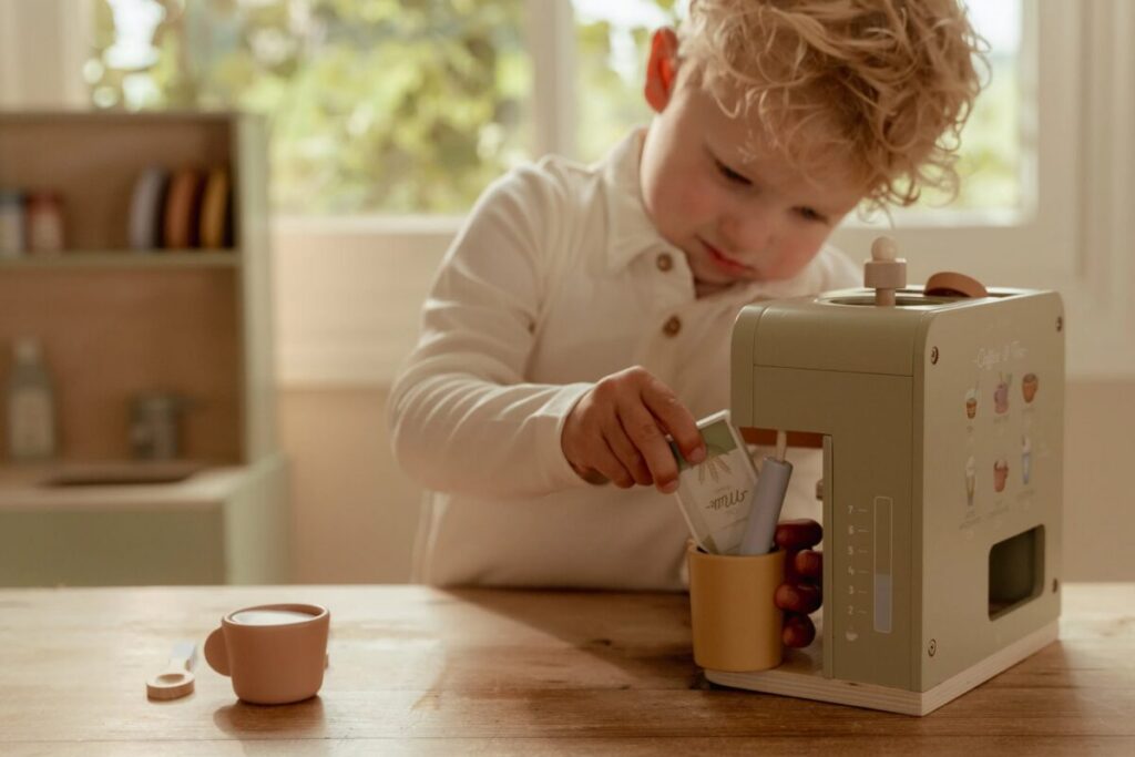 Little Dutch koka kafijas aparāts ar kapsulām un tasi – rotaļlieta bērniem spēļu virtuvei.