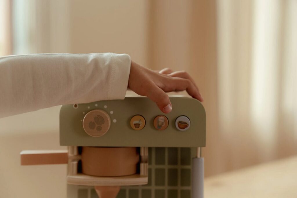 Little Dutch koka kafijas aparāts ar kapsulām un tasi – rotaļlieta bērniem spēļu virtuvei.