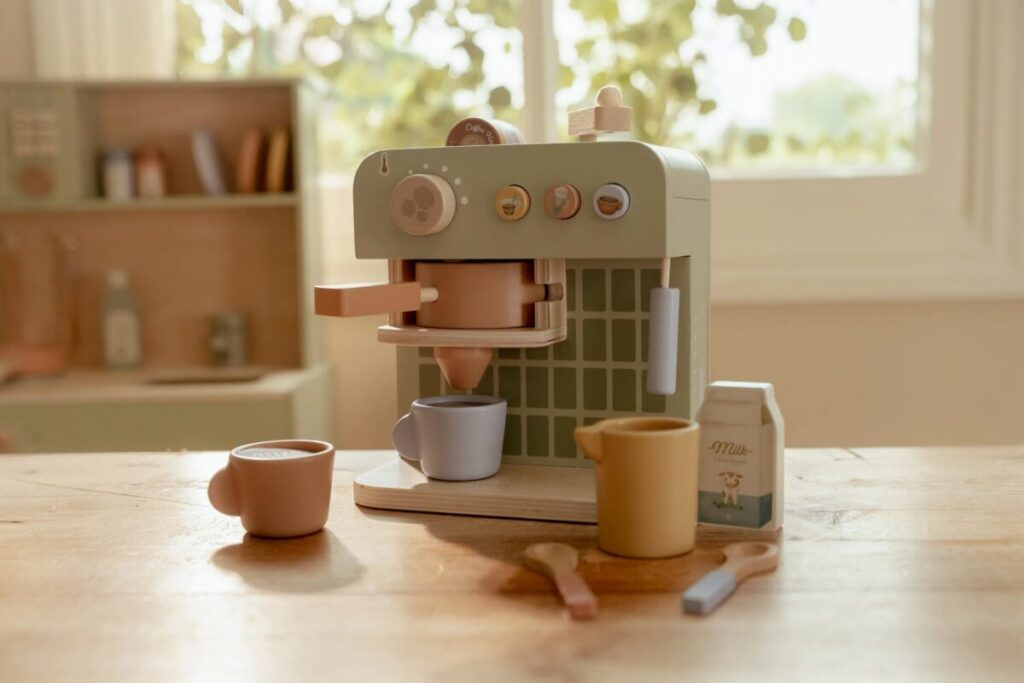 Little Dutch koka kafijas aparāts ar kapsulām un tasi – rotaļlieta bērniem spēļu virtuvei.