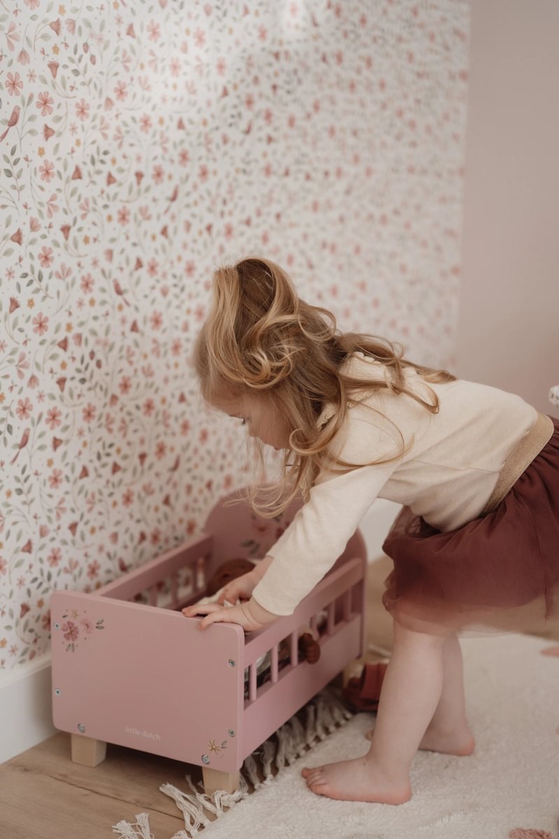 Little Dutch koka leļļu gultiņa bērniem – rozā rotaļlieta ar segām un spilventiņu, leļļu istabai