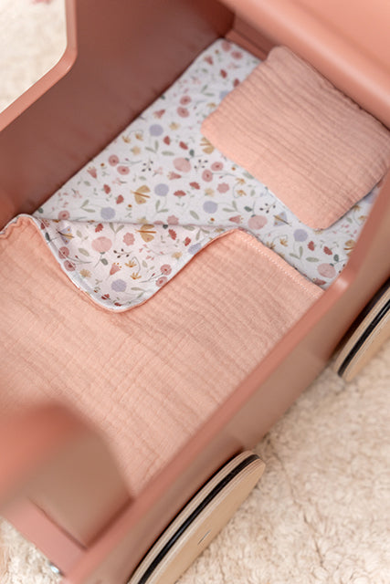 Little Dutch koka leļļu rati ar lelli Rosa un segu – koka rotaļlieta bērniem lomu spēlēm