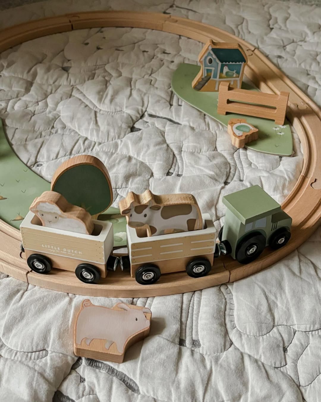 Little Dutch koka vilciena komplekts “Mazā ferma” – rotaļlieta ar dzīvniekiem un sliedēm bērnu radošām spēlēm