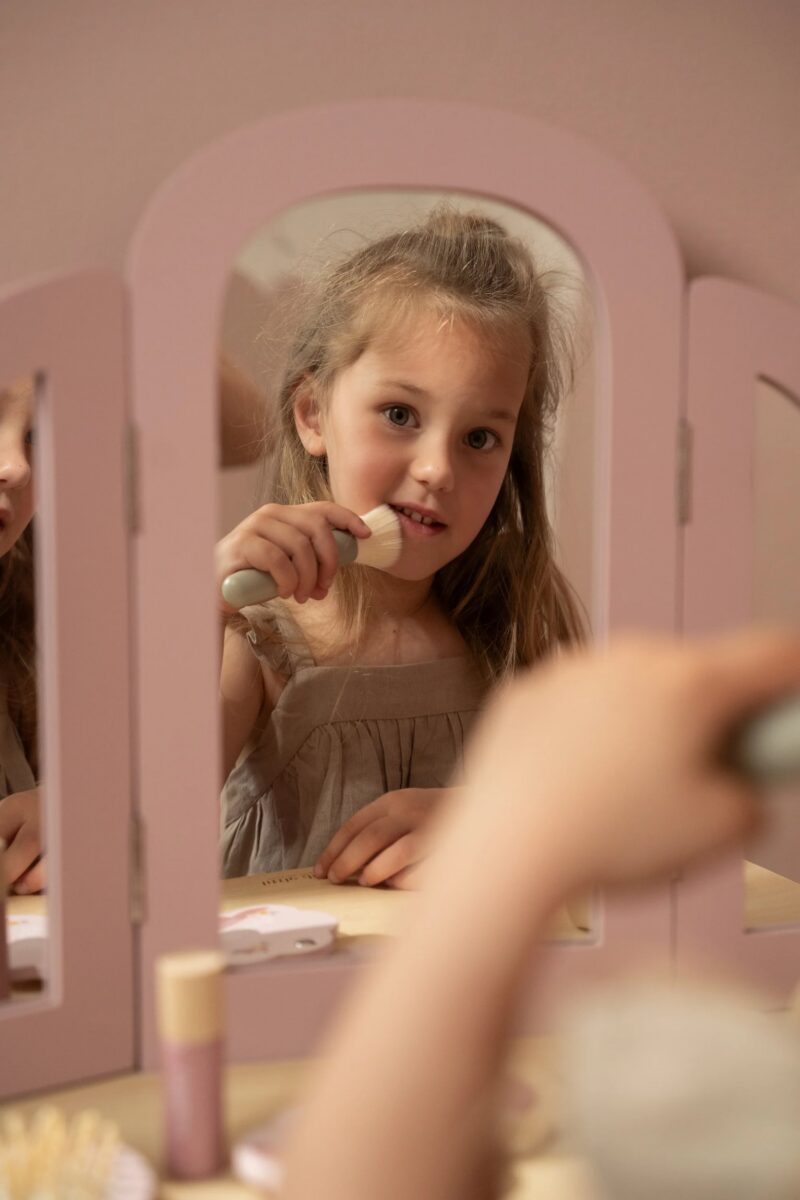 Little Dutch koka kosmētikas galdiņš meitenēm ar spoguli un aksesuāriem – radošām lomspēlēm