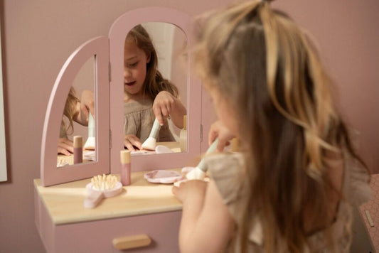Little Dutch koka kosmētikas galdiņš meitenēm ar spoguli un aksesuāriem – radošām lomspēlēm