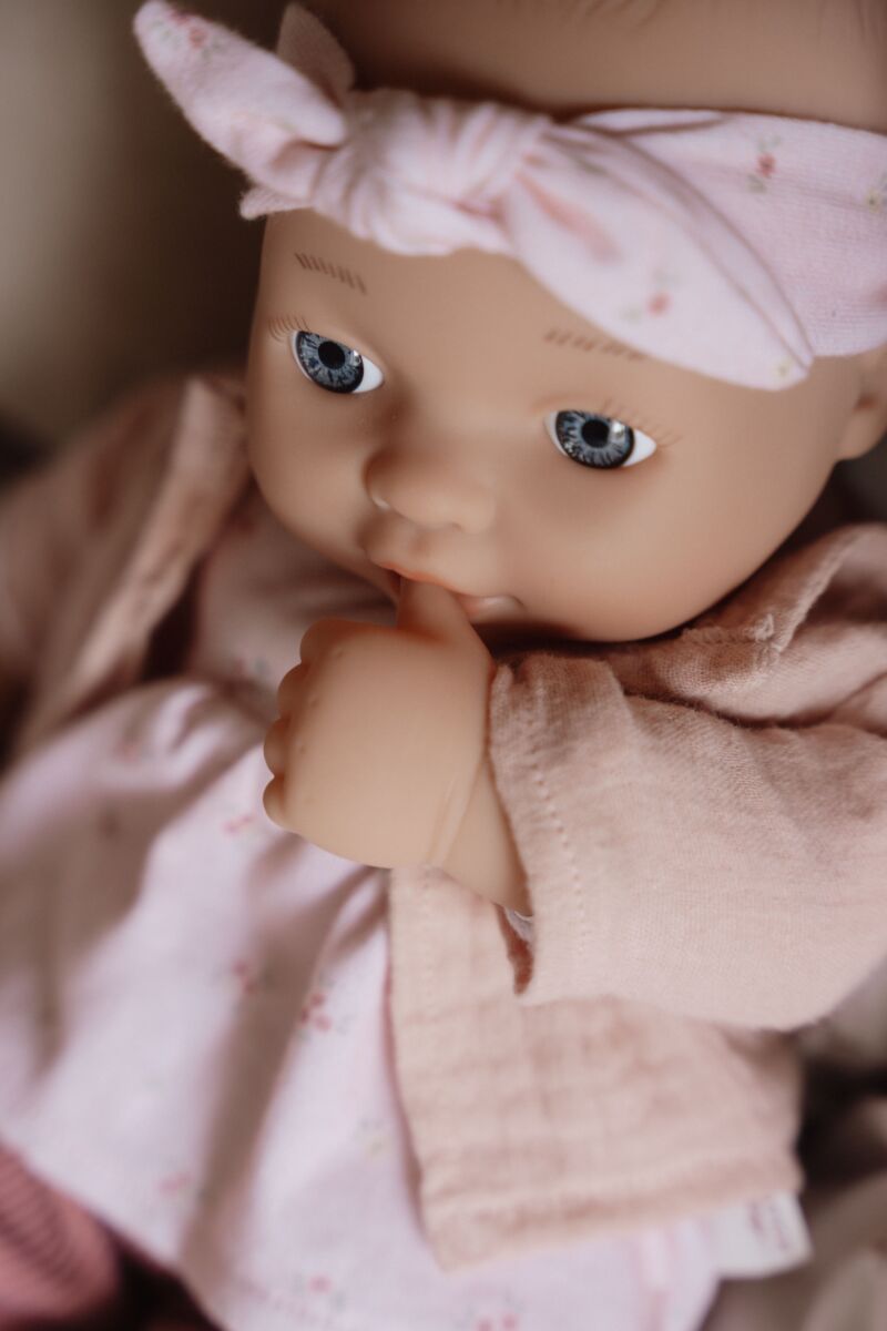 Little Dutch lelle Lilly – mīksta auduma lelle bērniem ar drēbēm un aksesuāriem, lieliski piemērota lomu spēlēm