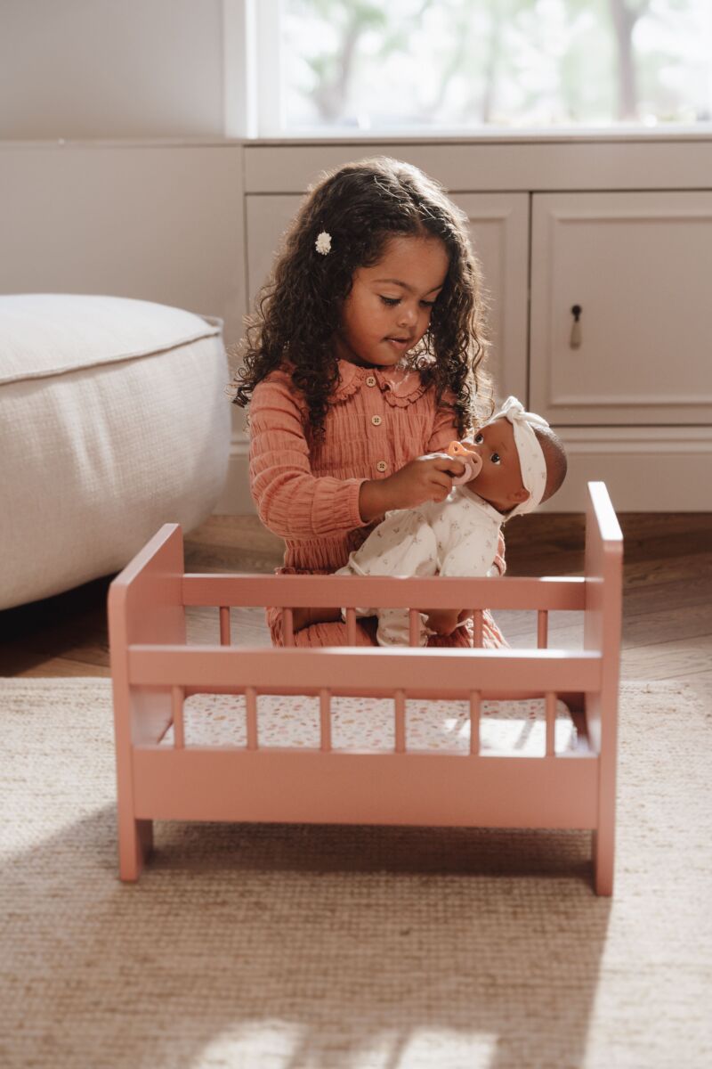 Little Dutch lelle Noa – mīksta auduma lelle bērniem ar piena pudeli un drēbēm, ideāla lomu spēlēm