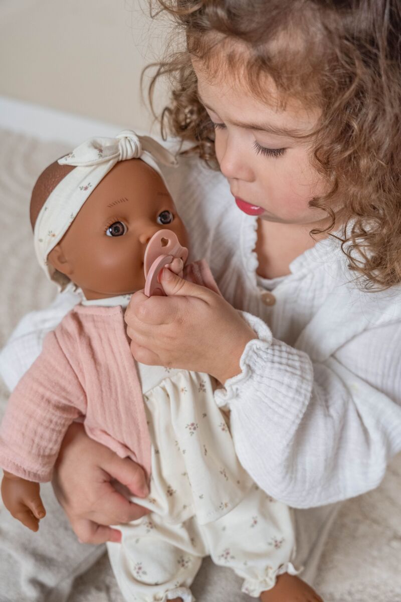Little Dutch lelle Noa – mīksta auduma lelle bērniem ar piena pudeli un drēbēm, ideāla lomu spēlēm