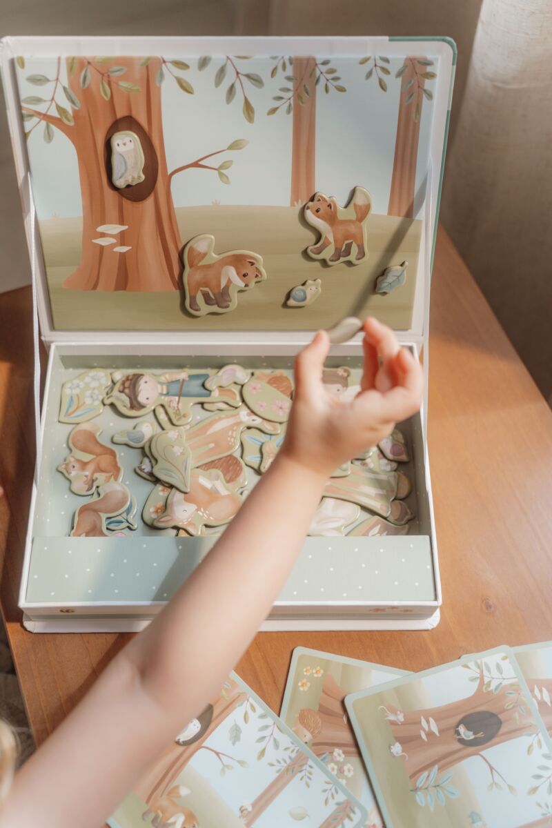 Little Dutch magnētiskā spēle Meža draugi – koka magnētu puzle bērniem ar dzīvniekiem un meža ainu