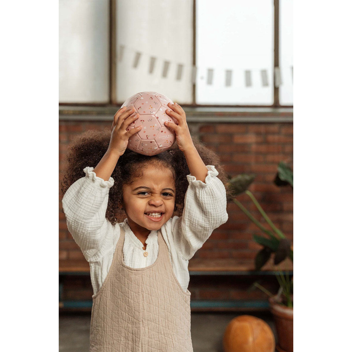Little Dutch mazā bumba rozā krāsā ar ziedu rakstu – mīksta rotaļlieta bērniem acu-roku koordinācijas un motorikas attīstībai