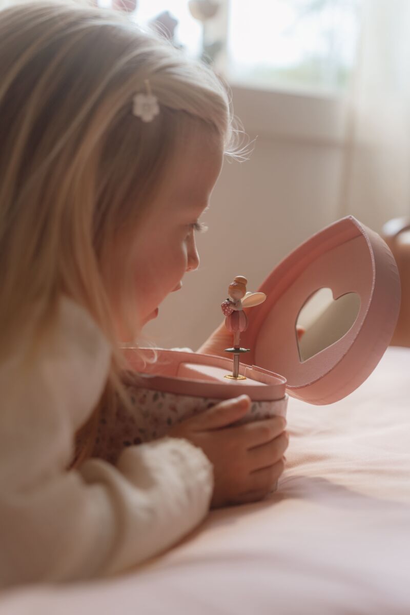 Little Dutch muzikālā rotaslietu lādīte “Pasaku dārzs” – rozā koka kastīte ar ziedu dizainu un dejojošu balerīnu bērniem