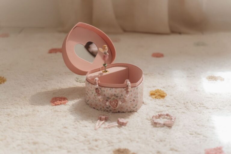 Little Dutch muzikālā rotaslietu lādīte “Pasaku dārzs” – rozā koka kastīte ar ziedu dizainu un dejojošu balerīnu bērniem