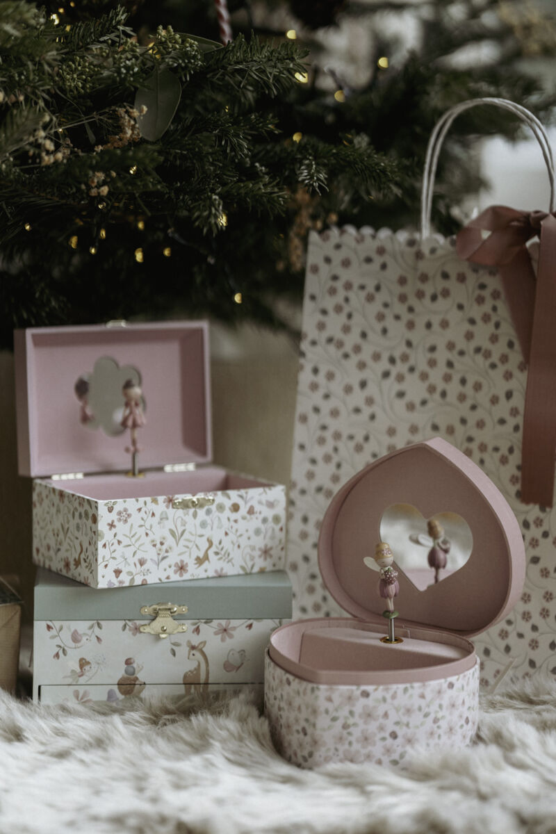 Little Dutch muzikālā rotaslietu lādīte “Pasaku dārzs” – rozā koka kastīte ar ziedu dizainu un dejojošu balerīnu bērniem