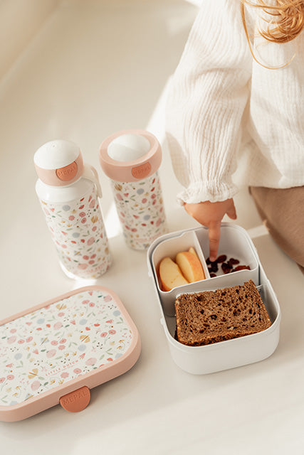 Little Dutch pusdienu kastīte Ziedi un tauriņi – bērnu pusdienu trauciņš ar nodalījumiem un skaistu dizainu