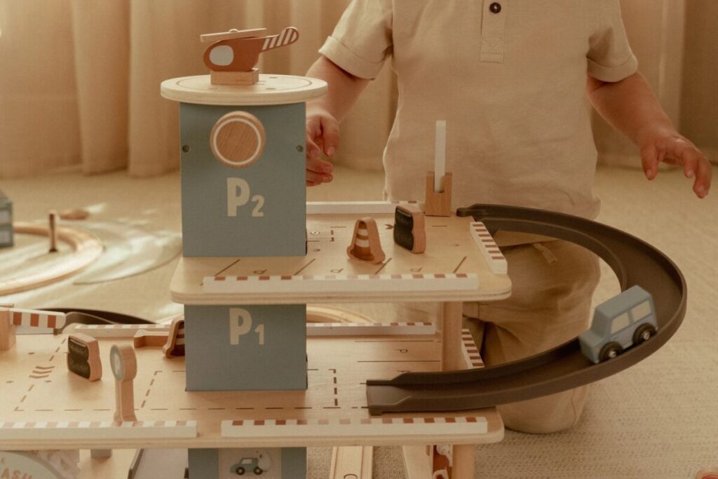 Little Dutch rotaļu koka garāža ar auto un helikopteru – izglītojoša rotaļlieta bērniem