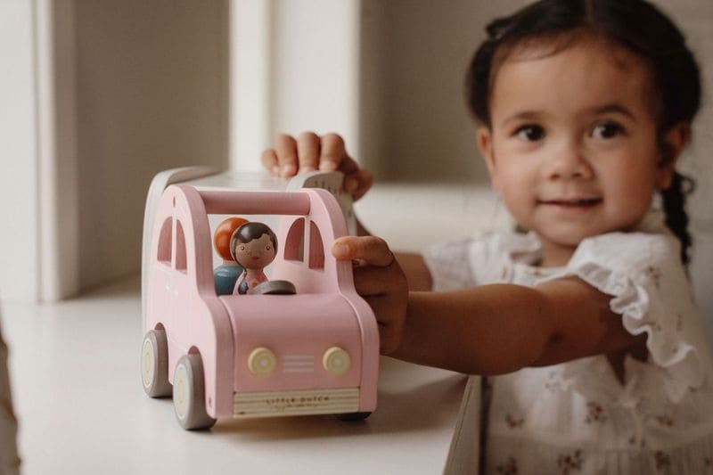 Little Dutch rozā koka auto ar velkamu kemperi – rotaļlietu komplekts bērniem ar figūriņām