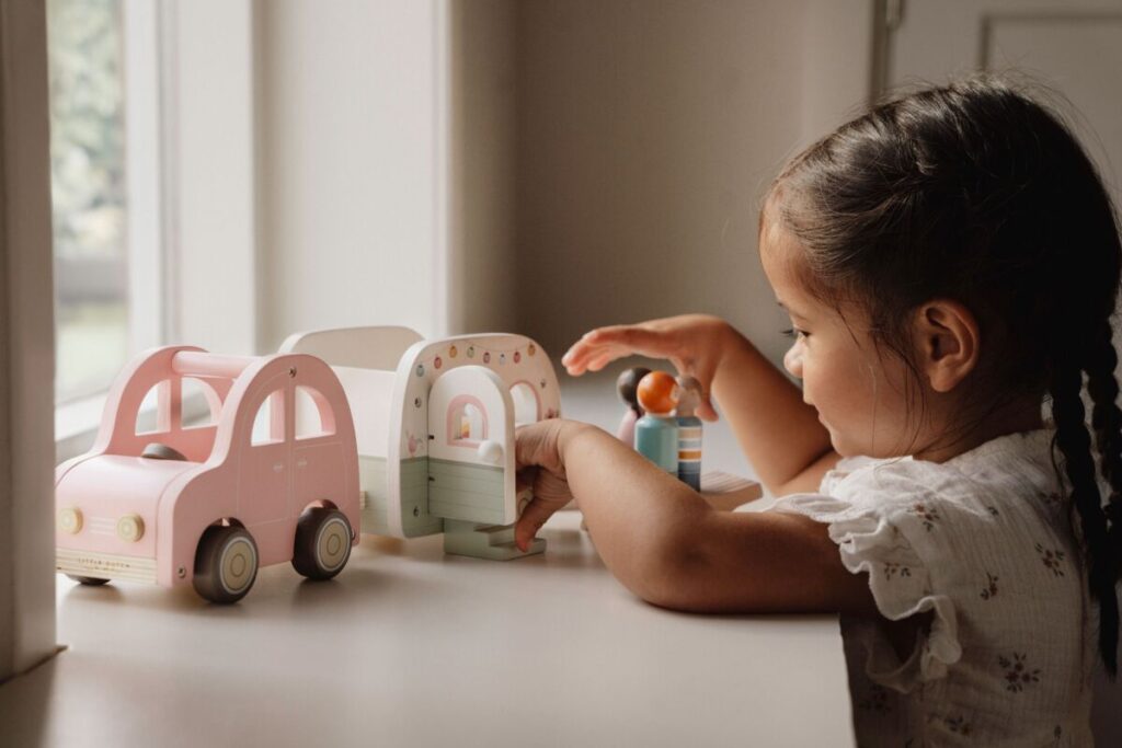 Little Dutch rozā koka auto ar velkamu kemperi – rotaļlietu komplekts bērniem ar figūriņām