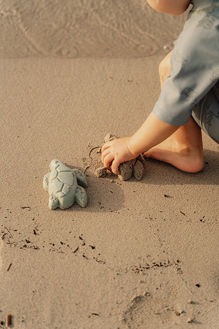 Little Dutch smilšu rotaļlietu komplekts “Jūrnieku līcis” – lāpstiņa un jūras tematikas figūras bērnu rotaļām pludmalē un smilšu kastē