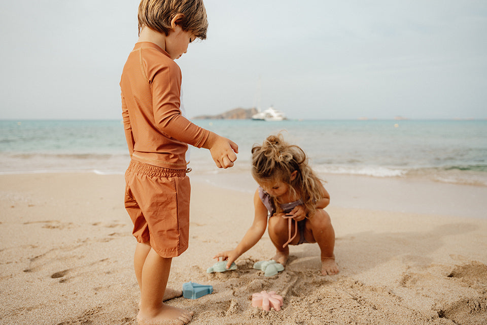 Little Dutch smilšu rotaļlietu komplekts ar ziedu un tauriņu formām – ideāli piemērots rotaļām pludmalē un smilšu kastē bērniem