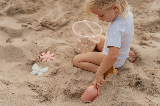 Little Dutch smilšu rotaļlietu komplekts ar ziedu un tauriņu formām – ideāli piemērots rotaļām pludmalē un smilšu kastē bērniem