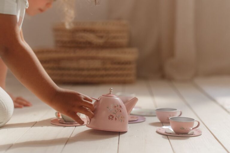 Little Dutch tējas servīzes komplekts “Pasaku dārzs” – krāsains metāla tējas trauku komplekts bērnu lomu spēlēm un radošai iztēlei