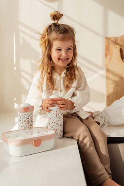 Little Dutch ūdens pudele Ziedi un tauriņi – bērnu dzeramā pudele ar drošu aizdari un skaistu dizainu