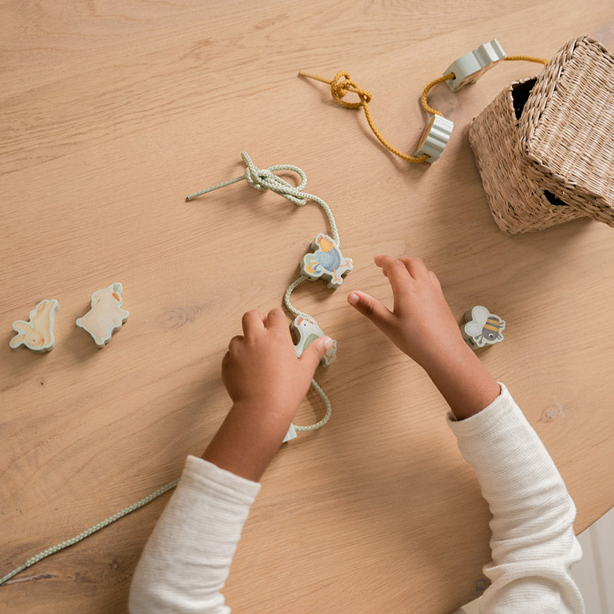 Little Dutch veramās koka krelles bērniem – rotaļlieta motorikas, koordinācijas un koncentrēšanās prasmju attīstībai