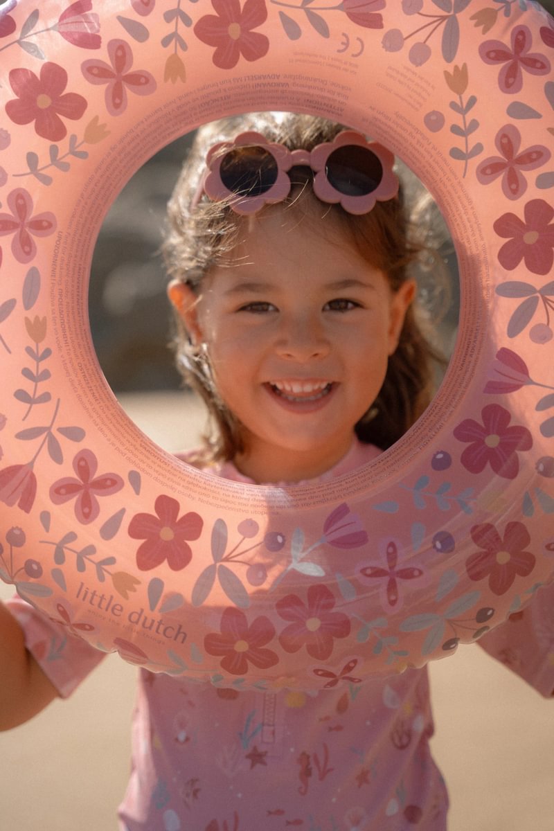 Little Dutch bērnu saulesbrilles Ziedu rozā krāsā – stilīgas un drošas UV400 brilles mazajiem vasaras piedzīvojumiem