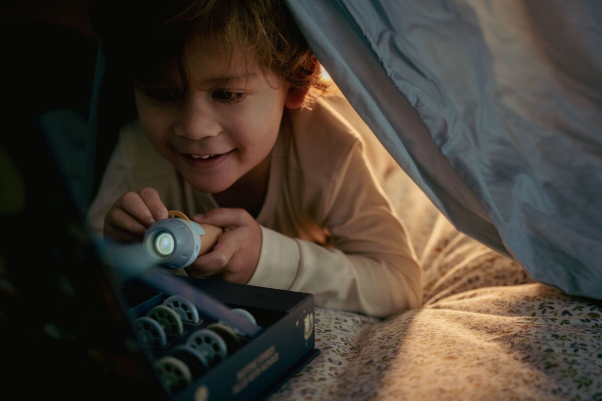 Little Dutch bērnu projektors ar pasaku attēliem – rotaļlieta stāstu vakariem un radošai iztēlei