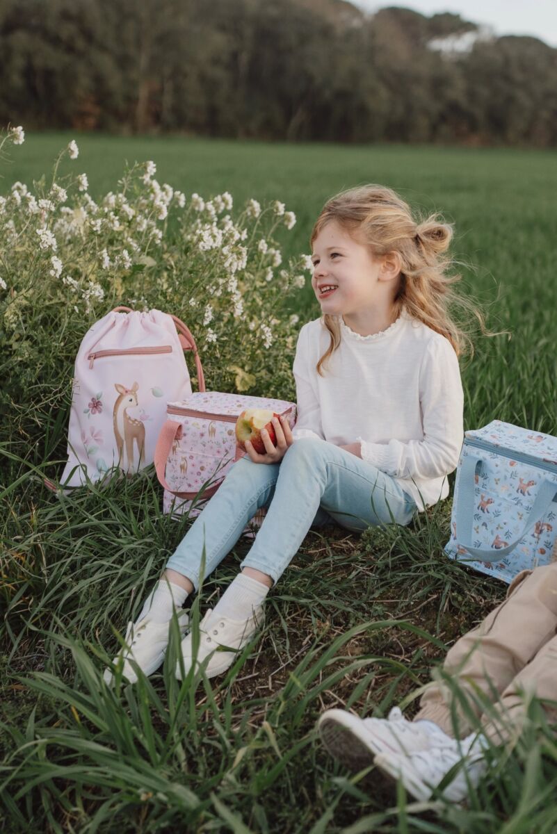 Little Dutch sporta soma meitenēm ar Pasaku dārza dizainu – ērta un viegla soma skolai, bērnudārzam un izbraucieniem