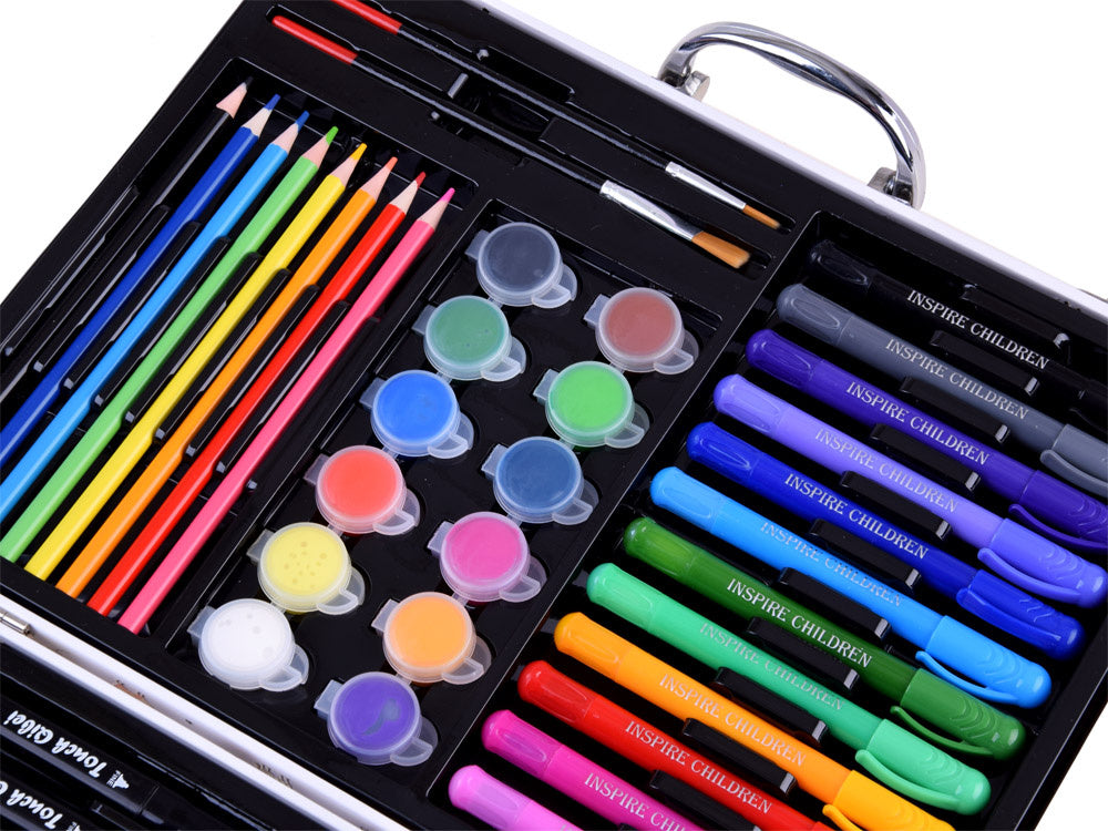 Mākslas komplekts koferītī bērniem ar krāsām un flomāsteriem.