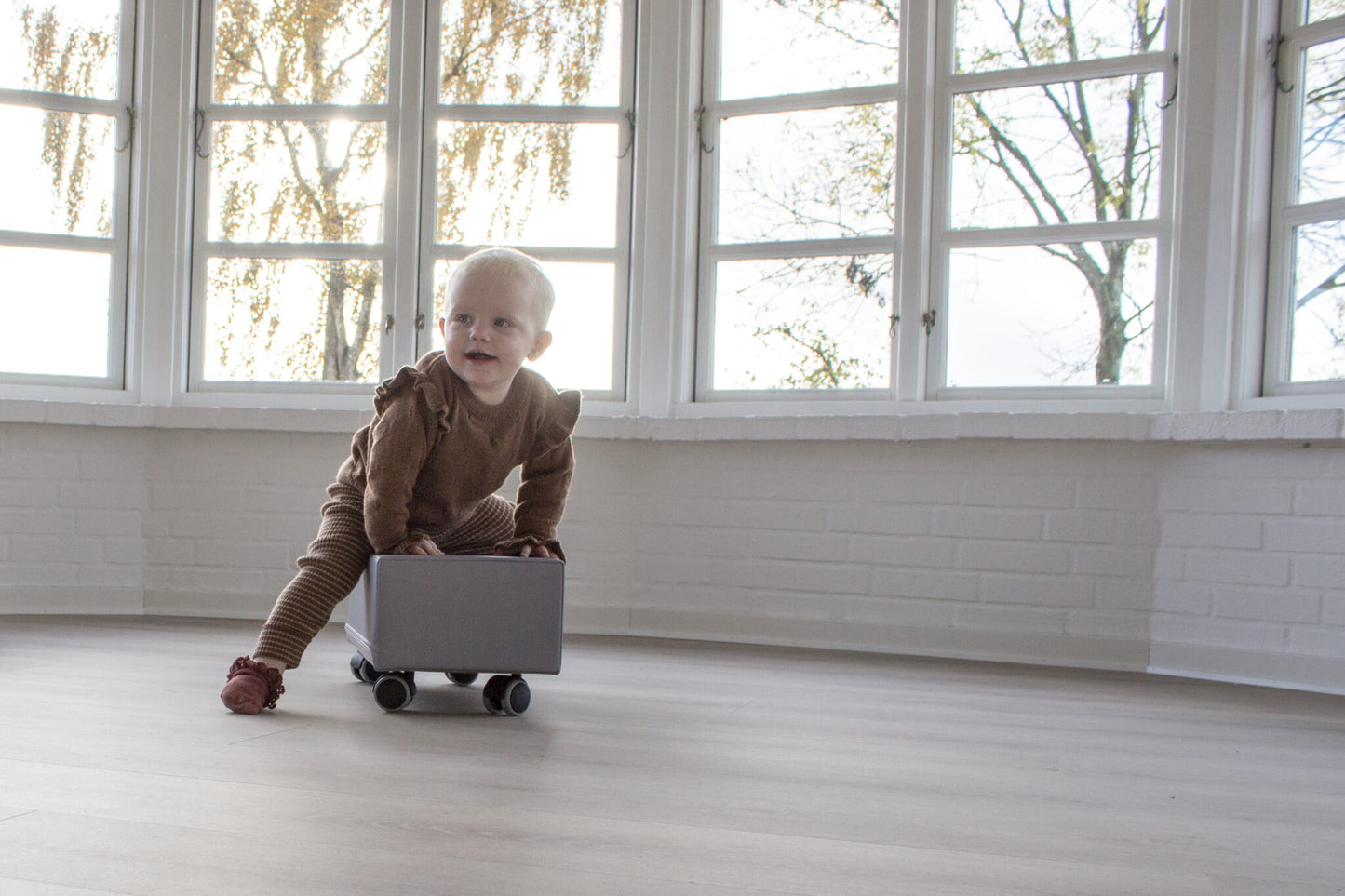 Mazais sērfotājs Billy – bērnu rotaļlieta uz riteņiem motorikas un līdzsvara attīstībai mājās