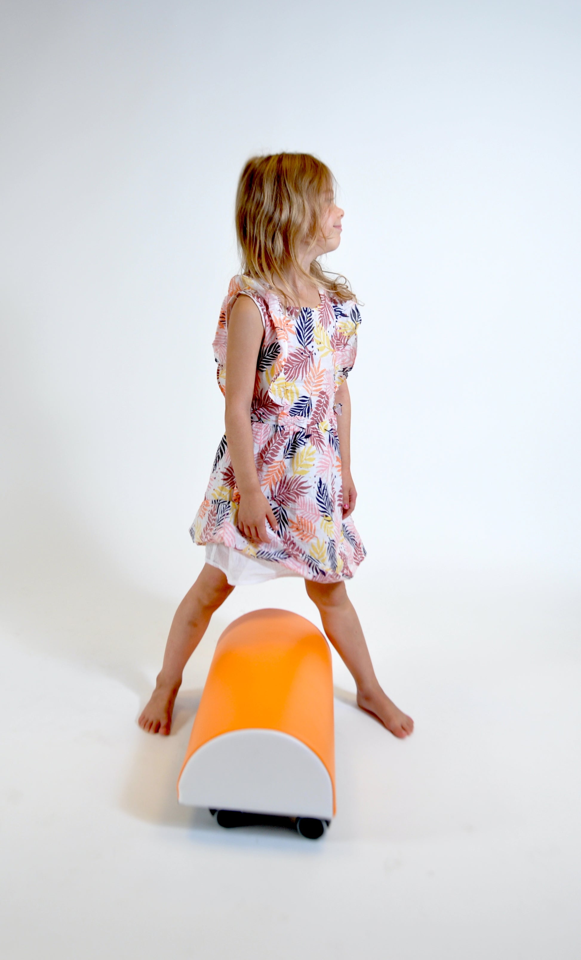 Mazais sērfotājs Mom – bērnu rotaļlieta uz riteņiem līdzsvara un kustību prasmju attīstībai