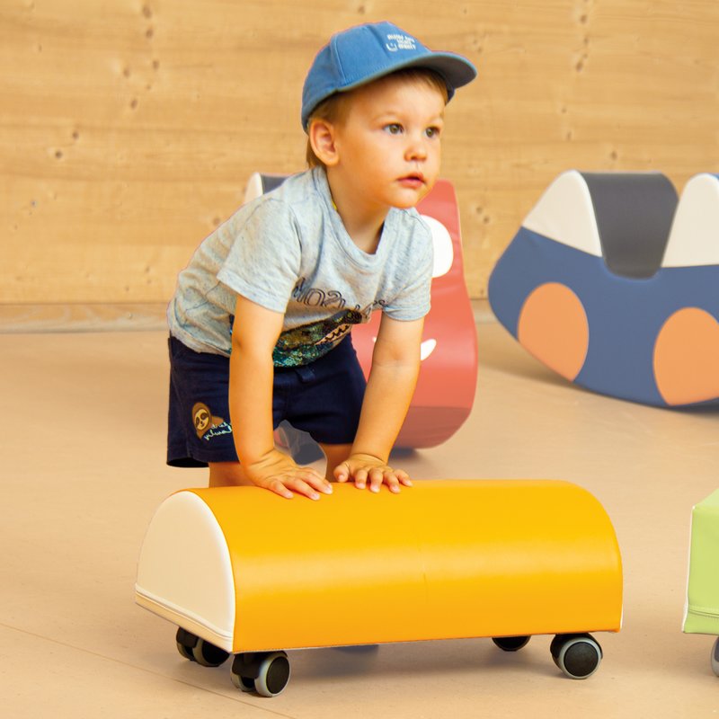 Mazais sērfotājs Mom – bērnu rotaļlieta uz riteņiem līdzsvara un kustību prasmju attīstībai