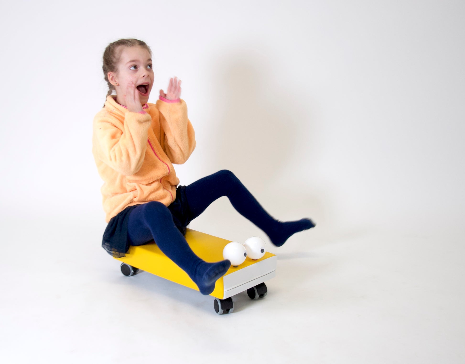 Mazais sērfotājs Tiny – bērnu rotaļlieta uz riteņiem motorikas un līdzsvara attīstībai