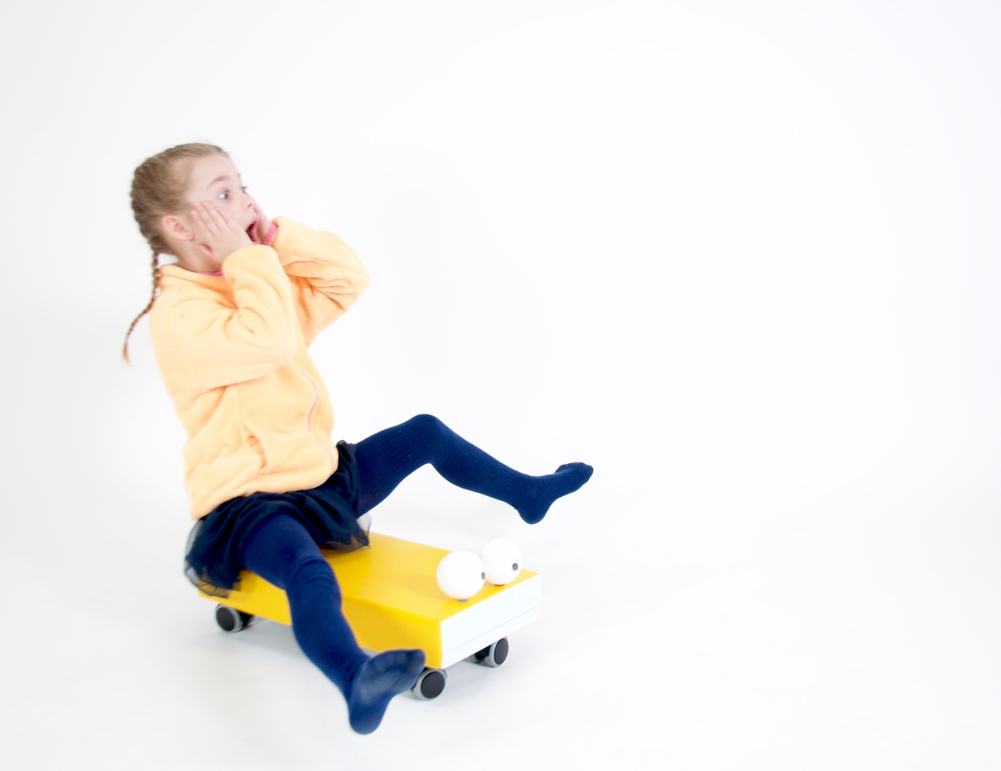 Mazais sērfotājs Tiny – bērnu rotaļlieta uz riteņiem motorikas un līdzsvara attīstībai