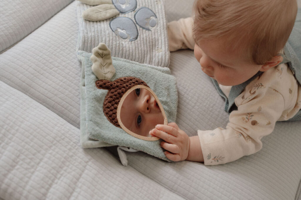 Little Dutch mīkstā aktivitāšu grāmatiņa mazuļiem – auduma grāmatiņa ar spogulīti, grabulīti un dažādām tekstūrām