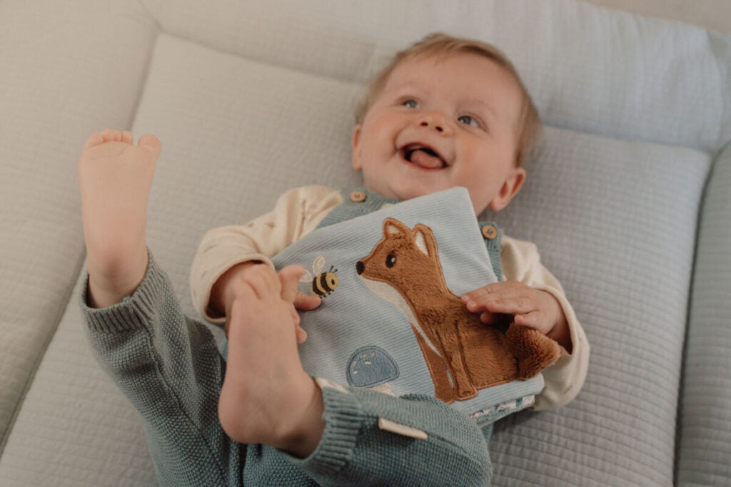 Little Dutch mīkstā aktivitāšu grāmatiņa mazuļiem – auduma grāmatiņa ar spogulīti, grabulīti un dažādām tekstūrām