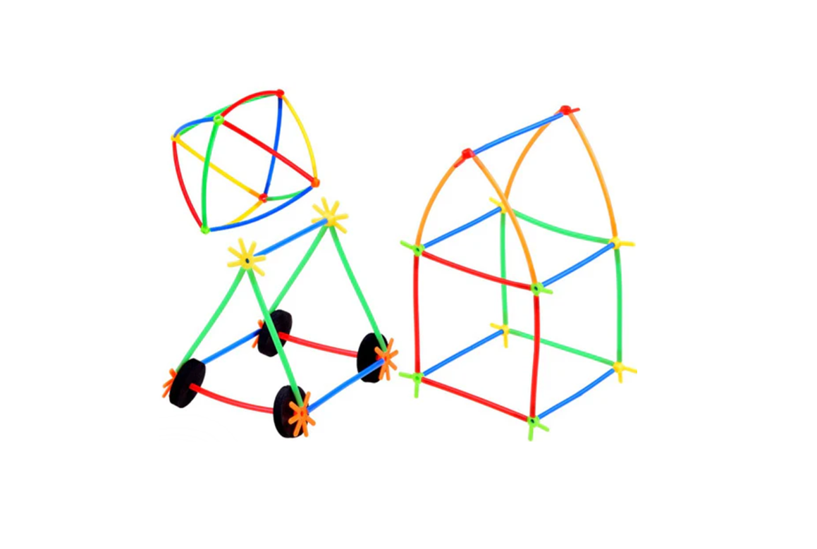 Bērns būvē krāsainu konstrukciju no salmiņu komplekta, attīstot radošumu un iztēli.