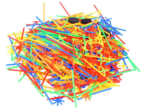 Bērns būvē krāsainu konstrukciju no salmiņu komplekta, attīstot radošumu un iztēli.